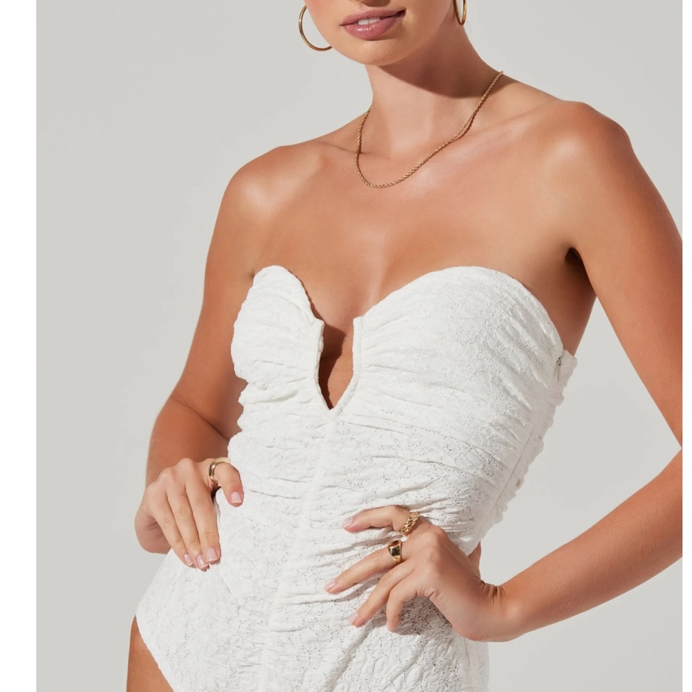 ASTR Ivory Lace Bodysuit